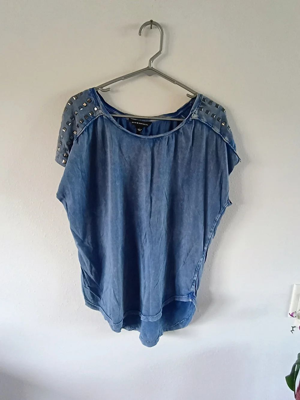 Rock & Republic Blue Studded Shoulder Chambray Style Cotton Top Large - Picture 1 of 6
